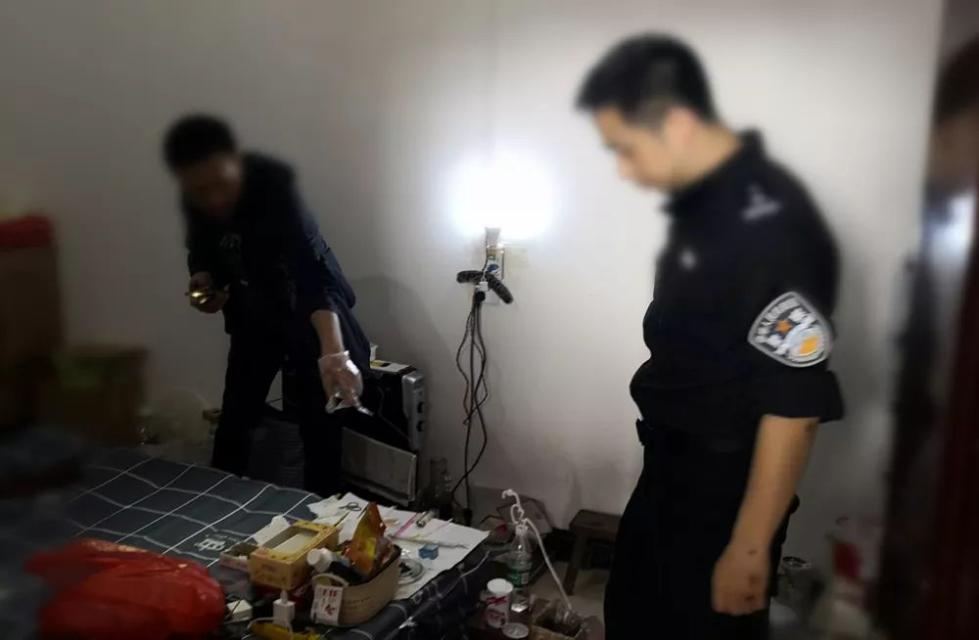 事发今晨：嫌犯挥舞凶器疯狂拒捕，危急时刻，民警果断开枪