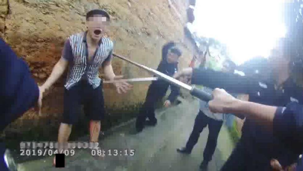 事发今晨：嫌犯挥舞凶器疯狂拒捕，危急时刻，民警果断开枪