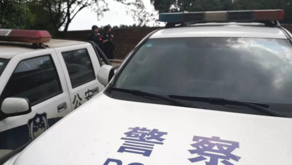 事发今晨：嫌犯挥舞凶器疯狂拒捕，危急时刻，民警果断开枪