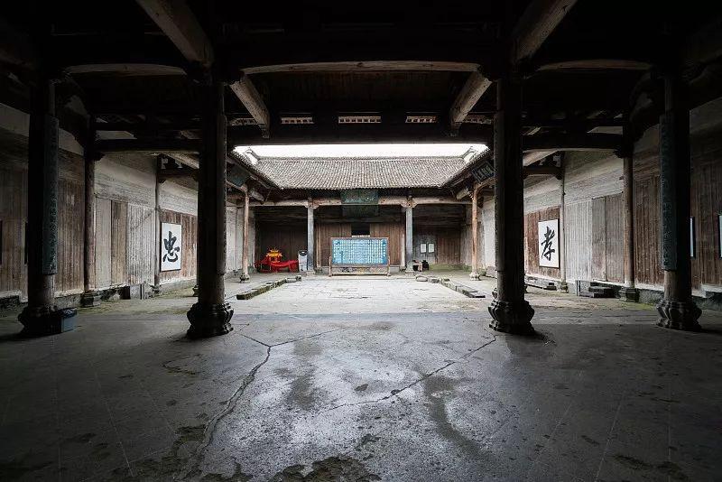 49岁叔叔和33岁侄子都找不到老婆，竟干下这种荒唐事…结果双双被