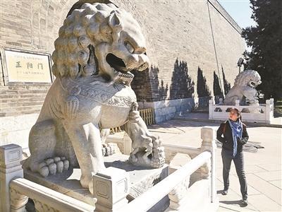 北京正阳门石狮需要“刷牙洗脸”？ 专家：不能盲目清洗