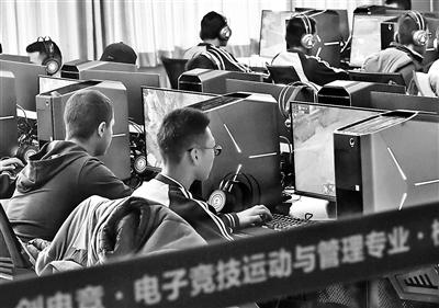 电竞底层队伍现状:封闭训练10小时 半军事化管理