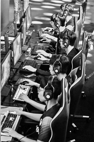 电竞底层队伍现状:封闭训练10小时 半军事化管理